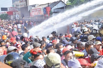 கொழும்பில் பதற்ற நிலை! ஆர்ப்பாட்ட பேரணி மீது கண்ணீர் புகை பிரயோகம்