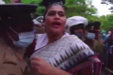 හිරුණිකා අදත් අගමැති කාර්යාලය අසලට ගොස් යකා නැටූ හැටි.. දෙවනත් කරයි.. විශේෂ කාර්ය කාර්යය බලකායක් ගෙන්වයි.( VIDEO)