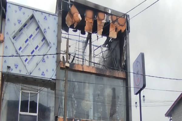 திஹாரிய பகுதியில் தீ விபத்து! கொழும்பு - கண்டி வீதி போக்குவரத்து பாதிப்பு | Fire Breaks Out At A Shop In Thihariya