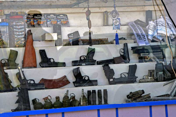 ஆப்கானிஸ்தானில் ஆயுதங்கள் விற்பனை படு ஜோர் - துப்பாக்கிகள் வாங்க மக்கள் ஆர்வம் | Afghanistan Taliban Weapons ஆப்கானிஸ்தானில் ஆயுதங்கள் விற்பனை படு ஜோர் - துப்பாக்கிகள் வாங்க மக்கள் ஆர்வம் | Afghanistan Taliban Weapons