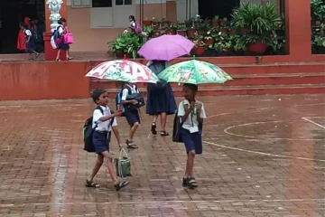 கனமழை காரணமாக துாத்துக்குடி மாவட்டத்தில் பள்ளிகளுக்கு மட்டும் விடுமுறை