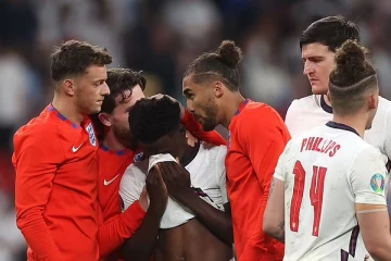 இங்கிலாந்து தோல்வி... இனரீதியாக விமர்சிக்கப்பட்ட கருப்பின வீரர்களுக்கு ஆதரவாக 600.000 பேர் விடுத்துள்ள கோரிக்கை