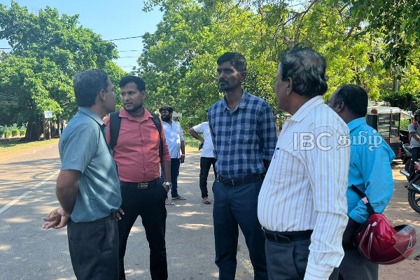 அளம்பில் துயிலுமில்ல காணியை இராணுவம் சுவீகரிக்க முயற்சி - தடுத்து நிறுத்திய மக்கள்! | Alampil Thuyilumillam Military Tried To Adopt