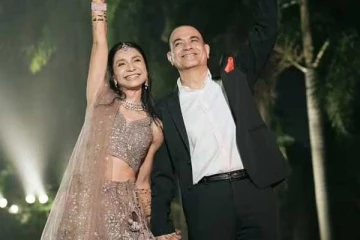 54 வயதில் 17 வயதான இளைய மனைவி!! விஜய் தேவரகொண்டா பட நடிகரின் காதல் கதை..