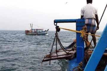 யாழ் கடற்பரப்பில் அத்துமீறி நுழைந்த இந்திய படகு! 15 பேர் கைது