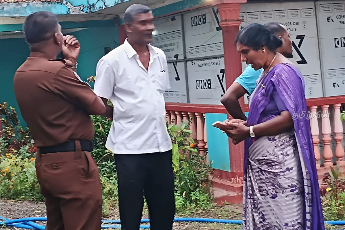வீடு திரும்பிய ஆசிரியருக்கு காத்திருந்த அதிர்ச்சி - தடவியல் பொலிஸாருக்கு விடுக்கப்பட்ட அழைப்பு | Valuable Items Stolen In Vavuniya வீடு திரும்பிய ஆசிரியருக்கு காத்திருந்த அதிர்ச்சி - தடவியல் பொலிஸாருக்கு விடுக்கப்பட்ட அழைப்பு | Valuable Items Stolen In Vavuniya