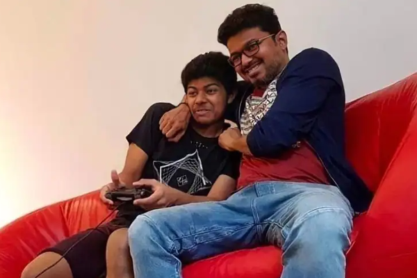 நடிகர் விஜய் மகன் வெளிநாட்டில் என்ன செய்கிறார்ன்னு தெரியுமா? இதோ வைரல் புகைப்படம் - தமிழ்நாடு