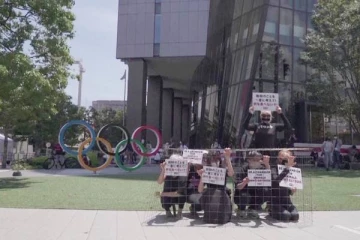 முட்டைகள் சாப்பிட வேண்டாம் என வினோதப் போராட்டத்தில் ஈடுபட்ட விலங்கு நல ஆர்வலர்கள்