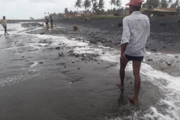 கப்பலில் இருந்த கழிவுப்பொருட்களை எடுத்துச்சென்றோர் தொடர்பில் விசாரணைகள் ஆரம்பம்!