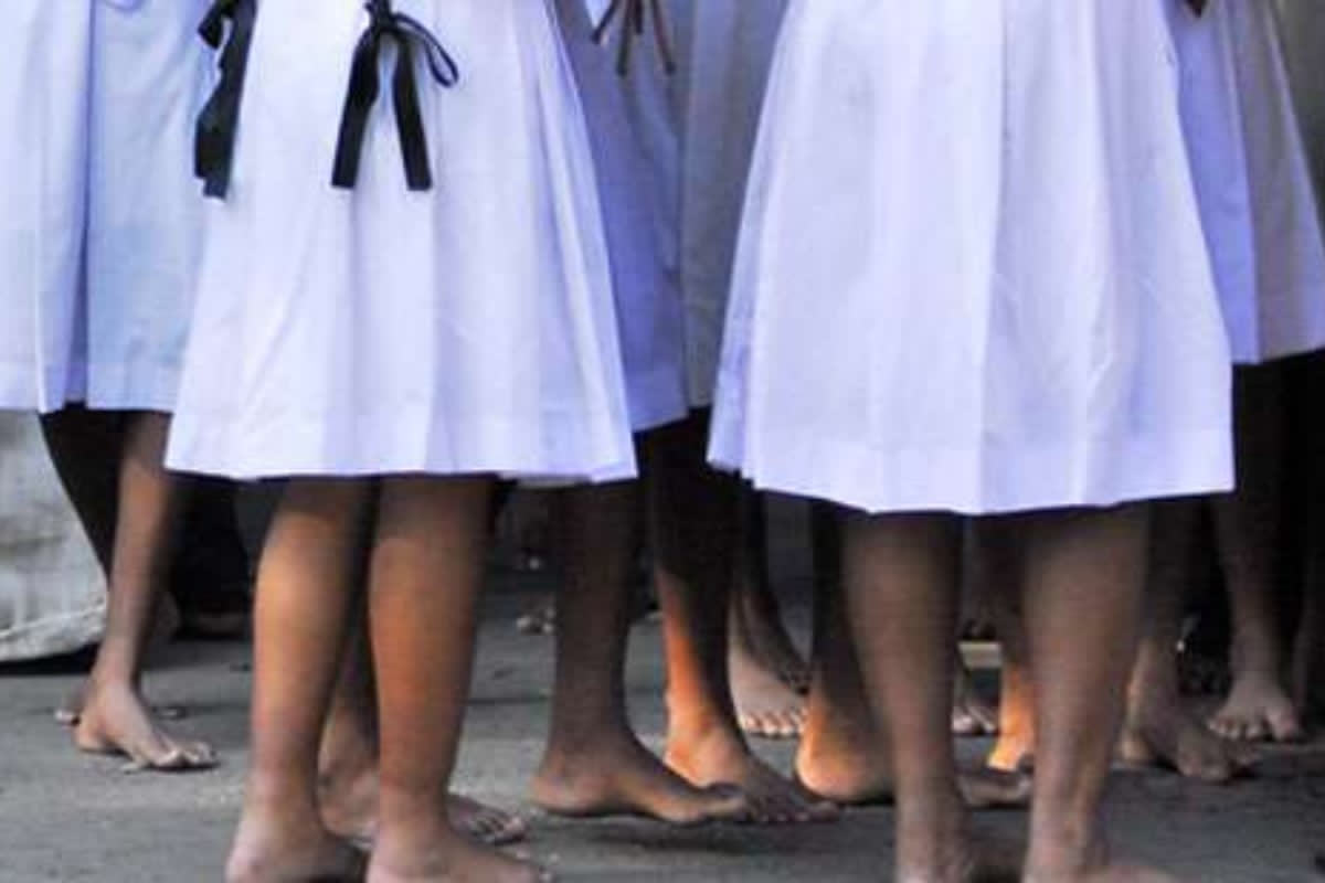 பாடசாலை மாணவிகளுடன் அதிசொகுசு காருக்குள் சிக்கிய ஆசிரியர் - விசாரணையில் பல திடுக்கிடும் தகவல்கள் | School Teacher S Worst Behaviour