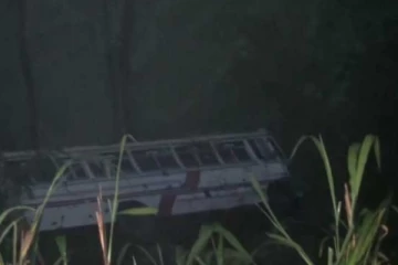 මාරාන්තික බස් අනතුරක්.. බස් රථයක් ප්‍රපාතයකට පෙරලෙයි..