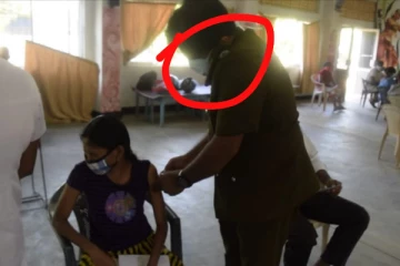 தொலைபேசியில் உரையாடியவாறு தடுப்பூசி போட்ட சுகாதாரப் பரிசோதகர் - கண்ணீருடன் வெளியேறிய யுவதி!