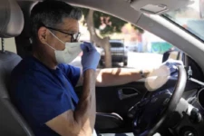 கனடாவில் மாஸ்க் அணிய மறுத்த பயணி; டாக்ஸி டிரைவரின் அதிரடி நடவடிக்கை