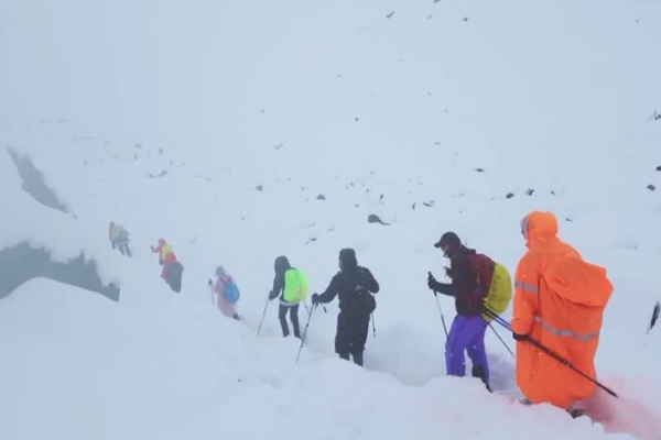 எவரெஸ்ட் சிகரத்தில் பனிப்புயலில் சிக்கிய 1000 பேர் | 1000 People Trapped In Avalanche On Mount Everest