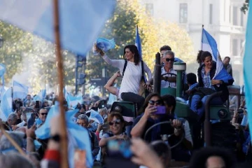 அதிபருக்கு எதிராக ஆயிரக்கணக்கான விவசாயிகள் டிராக்டர் பேரணி!!