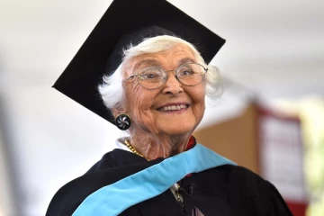 105 வயதில் முதுகலை பட்டம் பெற்ற மூதாட்டி