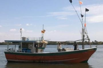 ஆழ்கடலுக்கு தொழிலுக்காக சென்ற நான்கு கடற்றொழிலாளர்களை காணவில்லை: உறவினர்கள் விசனம் (Photos)