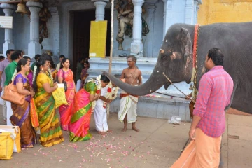 பதினாறும் பெற்று பெருவாழ்வு வாழ அருளும் அபிராமியம்மன் பதிகம்