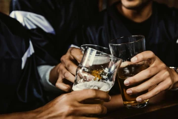 மது போதையில் நண்பனின் பிறப்புறுப்பை வெட்டிய நபர்