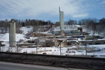 கனடாவில் மூடப்பட்ட தொழிற்சாலையில் விழுந்த சிறுமி உயிரிழப்பு