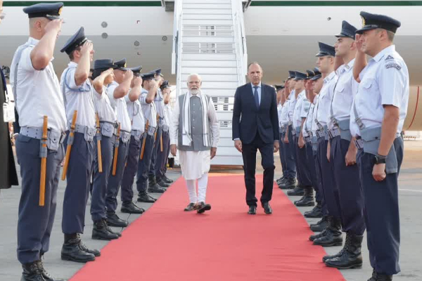 இஸ்ரோ விஞ்ஞானிகளை நேரில் சென்று கௌரவித்த பிரதமர் மோடி | Pm Modi Meets Chandrayaan 3 Team At Bengalur