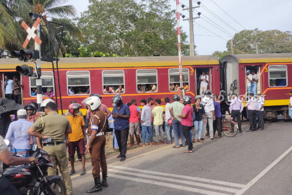 வவுனியாவில் பட்டா ரக வாகனத்துடன் தொடருந்து மோதி விபத்து: மூவர் காயம் | Train Collides With A Lightning Strike In Vavuniya