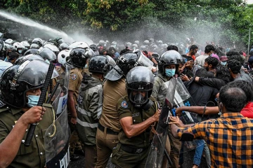 இலங்கையில் அரசு பதவி விலக கோரி மாணவர்கள் நாடாளுமன்றம் முற்றுகை - கண்ணீர் புகைக்குண்டு வீச்சால் பரபரப்பு..!