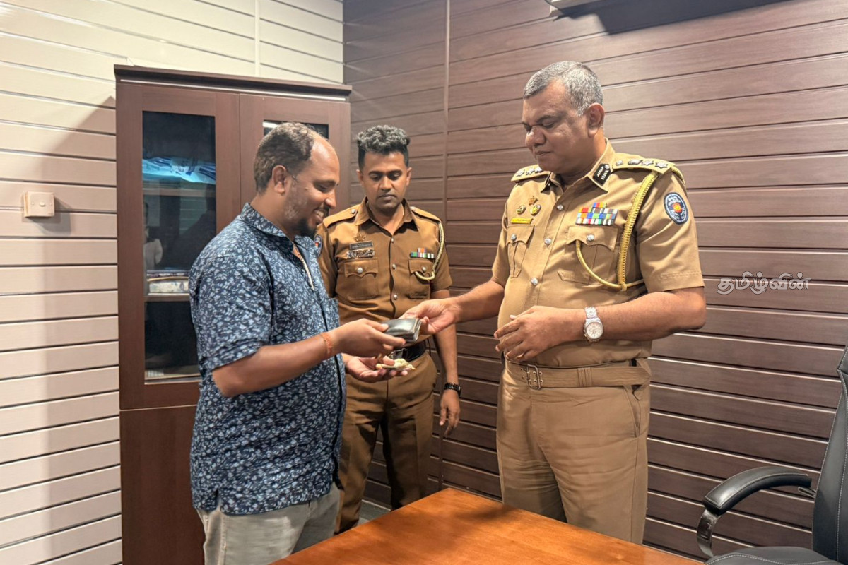 30 ஆயிரம் பணத்துடன் பையை தொலைத்த நபருக்கு பொலிஸார் கொடுத்த அதிர்ச்சி! | Police Assist Man Who Lost Bag Containing 30 000