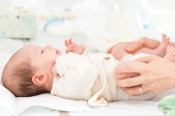 ඔබත් බබාව නළවන්නේ මේ විදිහටද? එහෙනම් බබාගේ ජීවිතය අවදානමේ.