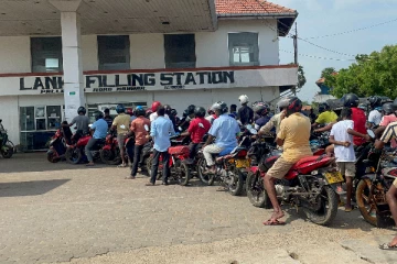 ஊரடங்கு சட்டம் தளர்வின் போது பேருந்து நிலையம், எரிபொருள் நிரப்பு நிலையங்களில் மக்கள் கூட்டம் (Photos)