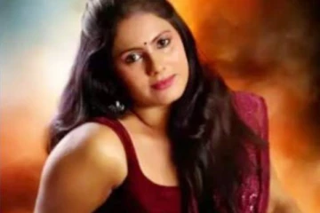 ரெண்டையும் காட்ட வேண்டுமா!! இயக்குனரிடம் அப்படி கேட்டேன்!! நடிகை ரேகா நாயர்..