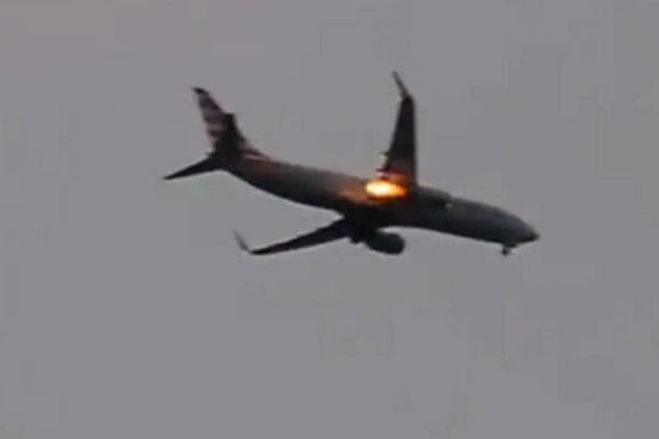 நடுவானில் திடீரென பற்றியெரிந்த விமானம் -காணொலி | Plane That Suddenly Caught Fire In Mid Air