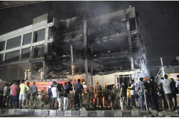 டெல்லி தீ விபத்து - பலி எண்ணிக்கை 30 ஆக உயர்வு; 10 லட்சம் நிவாரணம் அறிவித்தார் முதலமைச்சர் கெஜ்ரிவால்! - தமிழ்நாடு