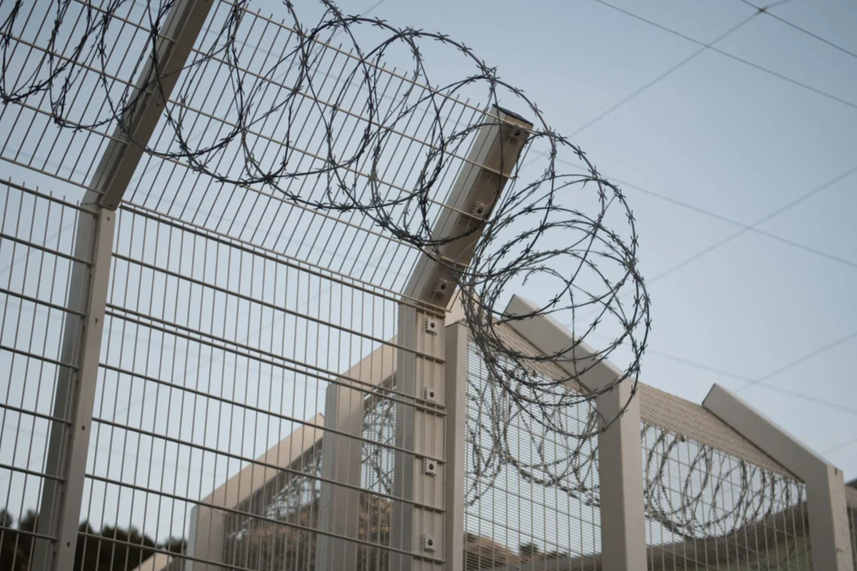 பிரான்ஸில் காவலில் இருந்த கைதி கலாசார சுற்றுப்பயணத்தின் போது தப்பியோட்டம் | Prisoner In France Escapes Cultural Tour