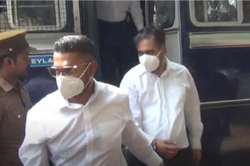රඛිත-චරිත්ගේ තවත් මගඩියක් මාට්ටු - හරක් කටාගේ බිරිදගෙන් ගත් මුදලින් කොටසක් හිමිනමක් හරහා ලොක්කෙට දීලා