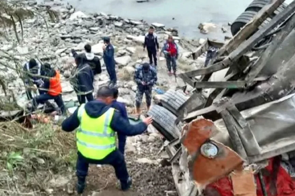 வெளிநாடொன்றில் பயங்கர பேருந்து விபத்து! 17 பேர் பலி - பலர் படுகாயம் | 17 Killed In Nepal Bus Accident