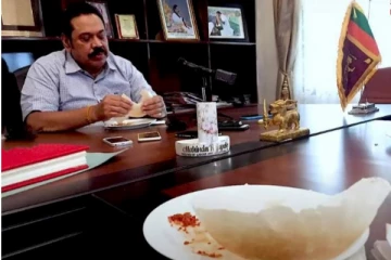 கம்பீரமாக சுற்றித்திரிந்த மகிந்த ராஜபக்சவிற்கு இன்று ஏற்பட்டுள்ள நிலை!(Video)