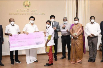 கொரோனா பணியில் ஈடுபட்டோருக்கு ஊக்கத்தொகை - முதலமைச்சர் நேரில் வழங்கினார்