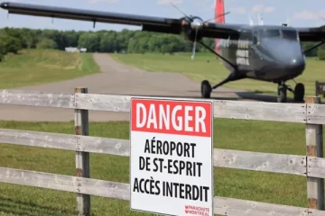 தரையிறங்கிய விமானம் மோதி இளம்பெண் பரிதாப மரணம்