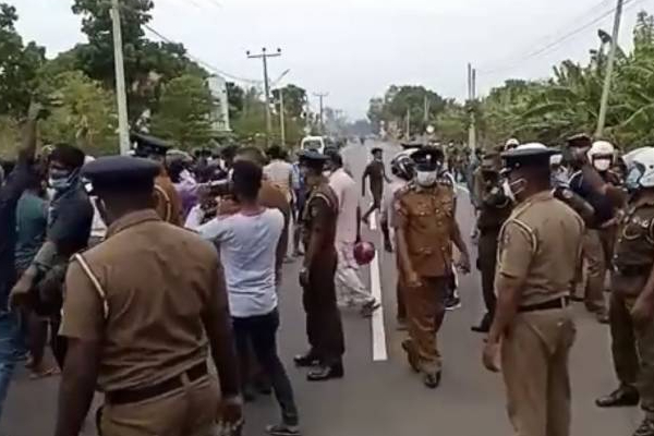 யாழில் சடலமாக மீட்கப்பட்ட இளைஞனுக்கு நீதிகோரி போராட்டம்: திடீரென குவிந்த பொலிஸார் | Struggle Justice For Youth Was Found Dead Jaffna