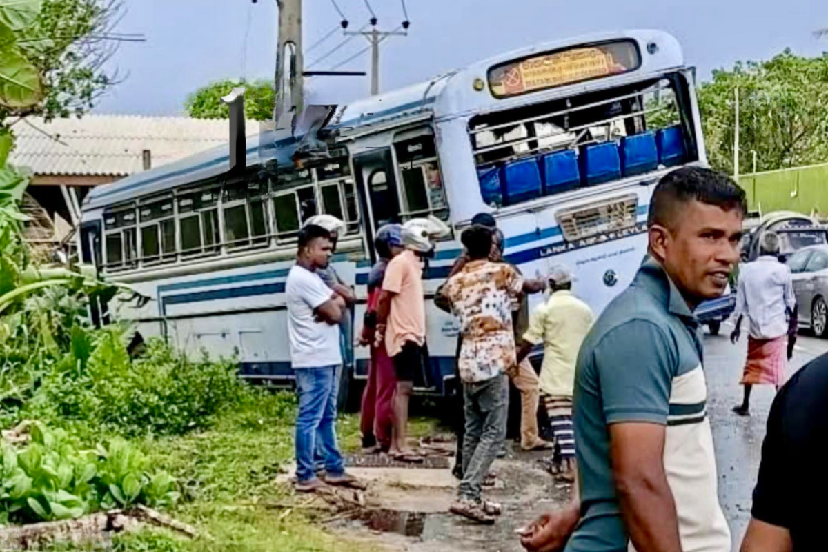 காலியில் பேருந்து - லொறி மோதி கோர விபத்து! ஆறுபேர் வைத்தியசாலையில்... | Accident Galle Bus A Lorry Six People Hospitalised காலியில் பேருந்து - லொறி மோதி கோர விபத்து! ஆறுபேர் வைத்தியசாலையில்... | Accident Galle Bus A Lorry Six People Hospitalised