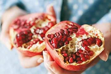 இனிமேல் மாதுளை தோலை தூக்கி எறியாதீங்க! உங்களுக்கு பல நன்மைகளை தருமாம்