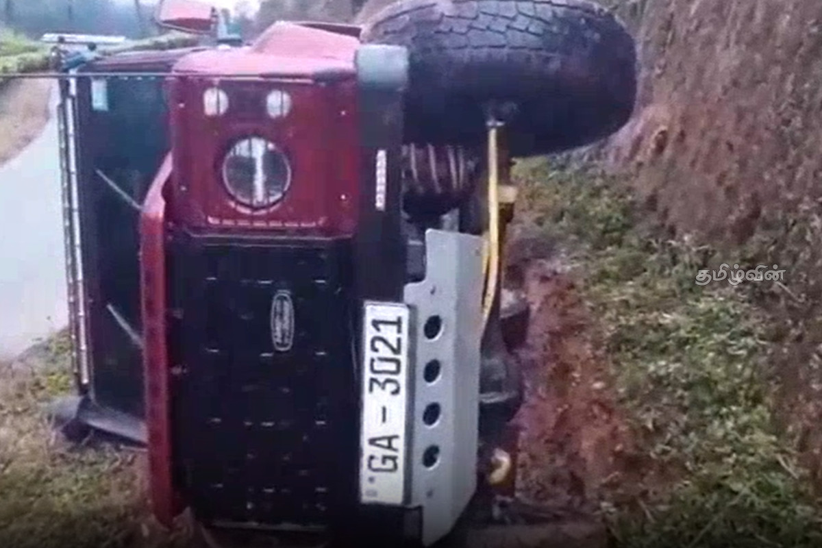 கட்டுப்பாட்டை இழந்து விபத்துக்குள்ளான கெப் ரக வாகனம் | Cab Type Vehicle Loses Control And Crashes கட்டுப்பாட்டை இழந்து விபத்துக்குள்ளான கெப் ரக வாகனம் | Cab Type Vehicle Loses Control And Crashes