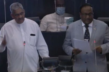 நாடாளுமன்ற உறுப்பினர் சரத் பொன்சேகா மற்றும் சரத் வீரசேகரவிற்கிடையில் கடும் வாக்குவாதம்