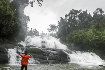 நீராடச் சென்ற ஒரே குடும்பத்தை சேர்ந்த இருவரை காணவில்லை : தேடும் பணிகள் தீவிரம்