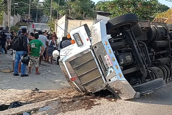 ட்ரக் கவிழ்ந்து 54 புலம்பெயர்வோர் உயிரிழப்பு... சாலையோரம் வரிசையாக அடுக்கி வைக்கப்பட்டுள்ள உடல்கள்: ஒரு துயர செய்தி | 54 Migrants Dead In Truck Crash In Mexico