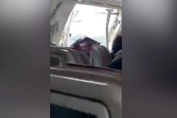 ගුවන් ගමනක් අතරතුර ගුවන් යානයේ දොර විවෘත කළ මගියෙක් නිසා සිදුවූ දේ (VIDEO)