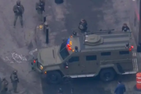 கைவிலங்குடன் நீதிமன்றம் அழைத்து செல்லப்பட்ட வெனிசுலா ஜனாதிபதி! வெளியான புகைப்படங்கள் | Maduro Taken For Court Appearance