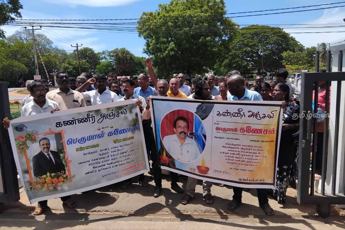 உயிரிழந்த அதிபரின் புகைப்படத்தை ஏந்தி கிளிநொச்சியில் போராட்டம் - பொலிஸாருக்கு விடுக்கப்பட்டுள்ள கோரிக்கை | Protest In Kilinochchi Demanding Control Accidents உயிரிழந்த அதிபரின் புகைப்படத்தை ஏந்தி கிளிநொச்சியில் போராட்டம் - பொலிஸாருக்கு விடுக்கப்பட்டுள்ள கோரிக்கை | Protest In Kilinochchi Demanding Control Accidents