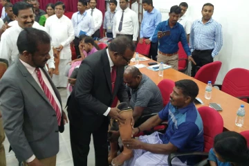 யாழில் உள்நாட்டு போரில் கால்களை இழந்தவர்களுக்கு செயற்கை கால் வழங்கி வைப்பு(Photos)